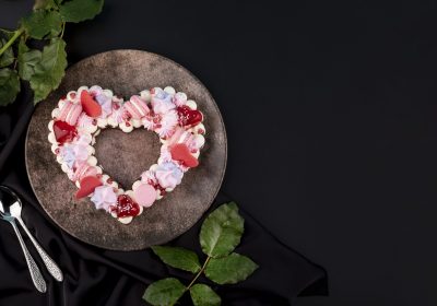 valentines-day-heart-shaped-cake-with-copy-space