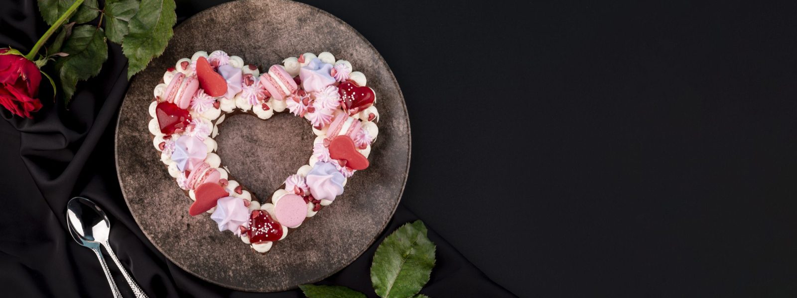 valentines-day-heart-shaped-cake-with-copy-space